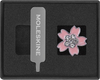 Przypinka MOLESKINE Sakura Pin Crystal Flower 2025, różowa