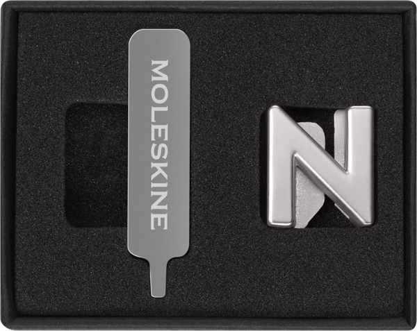 Przypinka MOLESKINE N, srebrna