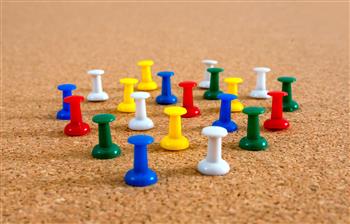 Tablica korkowa w ramie dekoracyjnej obrazowej białej