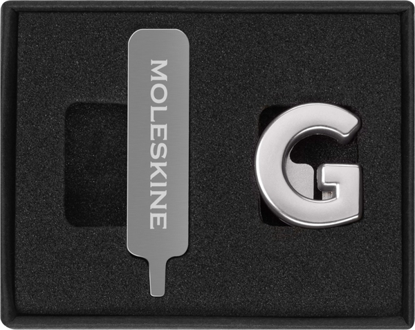Przypinka MOLESKINE G, srebrna